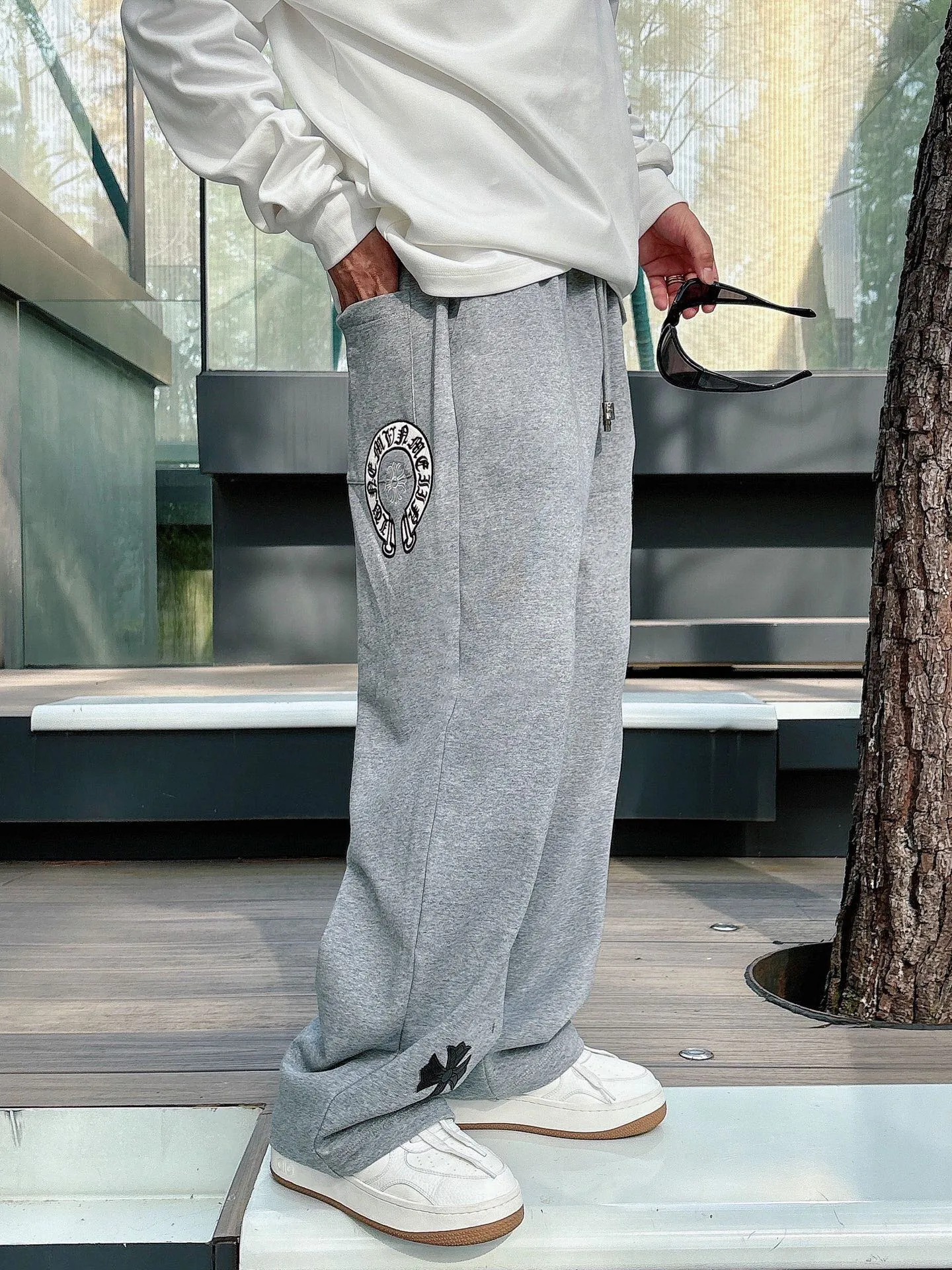 P486 ChromeHearts ChromeHearts terry pants. The pursuit of quality absolutely guarantees quality! The texture is clearly visible, the texture is soft, delicate and smooth, and the customized three-dimensional embroidery and leather craftsmanship are full of drape! The workmanship is fine and the shoulder lines are smooth. All imported chain machines are used to make the shoulder rolling strips. It has a certain thickness and is not made of cheap material but has a shiny feel that is comfortable and not tight on the upper body. It is the most avant-garde street item that can be easily matched by both men and women!  Color: black white Size: m-3xl Style number: 3750
